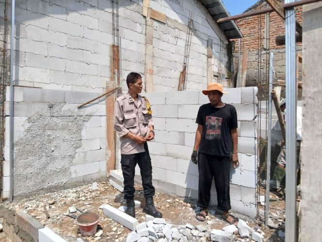 
					Bhabinkamtibmas Kelurahan Baktijaya Sambangi Lokasi Bedah Rumah Warga di Setu