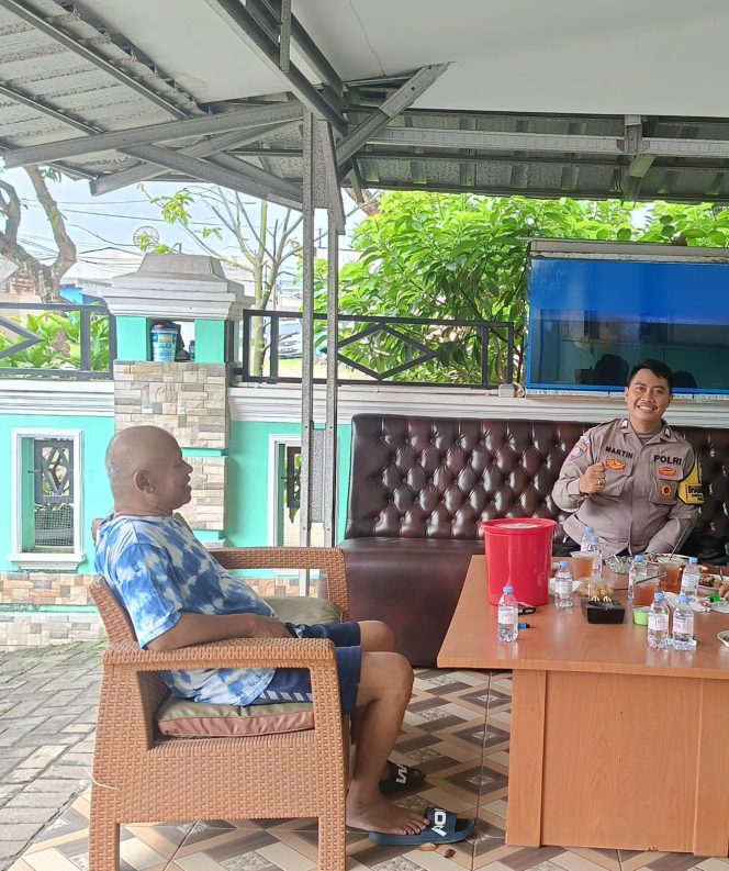 
					Bhabinkamtibmas Desa Caringin Sambangi Ketua RW, Bahas Situasi Kamtibmas di Wilayah Legok