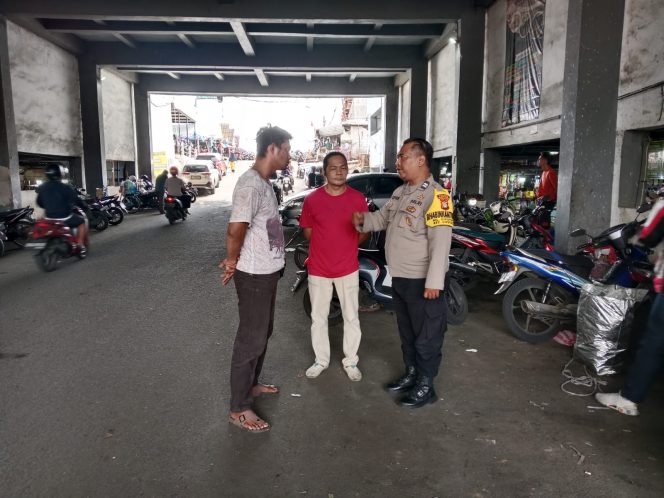 
					Tindaklanjuti Keluhan Warga di Medsos, Bhabinkamtibmas Kelurahan Ciputat Cek Lokasi Parkir Pasar