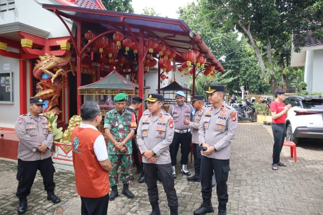 
					Wakapolres Tangsel Tinjau Pengamanan Waisak di Vihara Siddharta: Wujud Nyata Kehadiran Polri di Tengah Masyarakat
