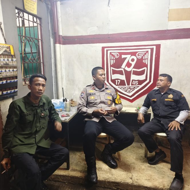 
					Bhabinkamtibmas Kelurahan Pakulonan Barat Laksanakan DDS, Jalin Silaturahmi dan Himbauan Kamtibmas
