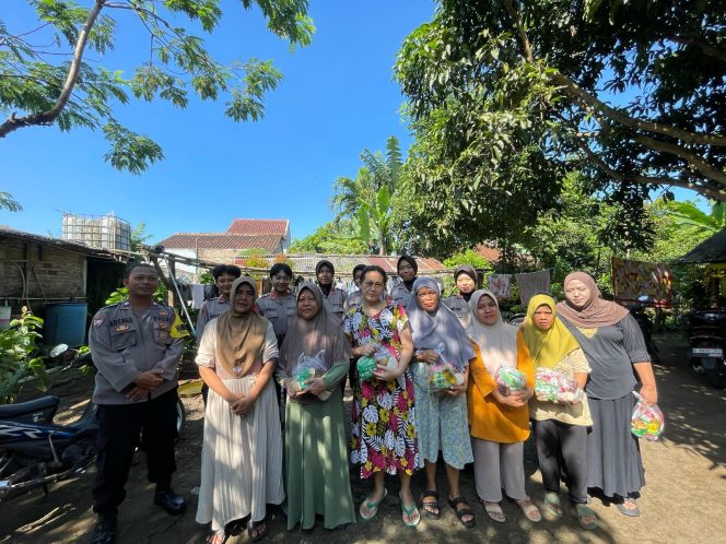 
					Bhabinkamtibmas Dampingi Siswa Sepolwan dalam Kegiatan Bakti Sosial di Desa Kemuning
