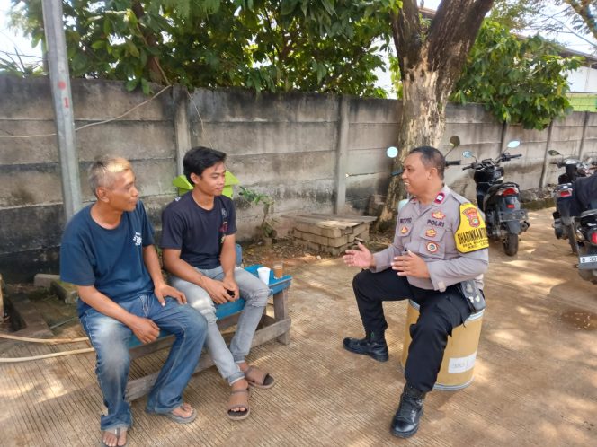 
					Bhabinkamtibmas Desa Bojongkamal Sambangi Warga, Jalin Silaturahmi dan Beri Himbauan Kamtibmas