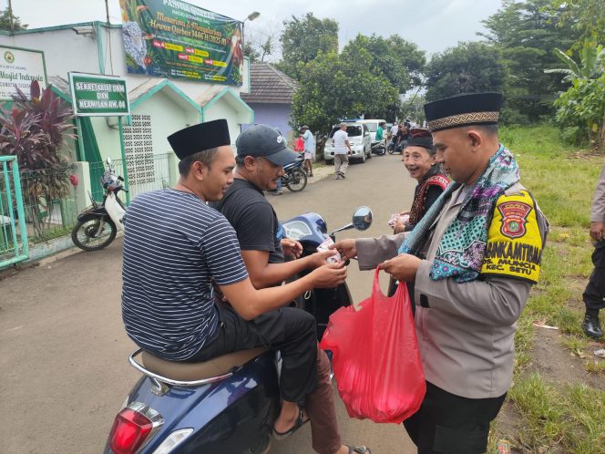
					Jumat Berkah, Polsek Cisauk Berbagi Nasi Bungkus Kepada Masyarakat