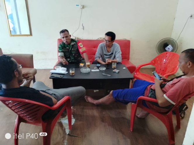 
					Babinsa Cikasungka Komsos Bahas Keamanan dan Ketertiban