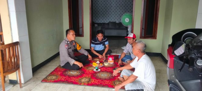 
					Bhabinkamtibmas Curug Wetan Sambangi Tokoh Masyarakat, Perkuat Sinergi Cegah Premanisme
