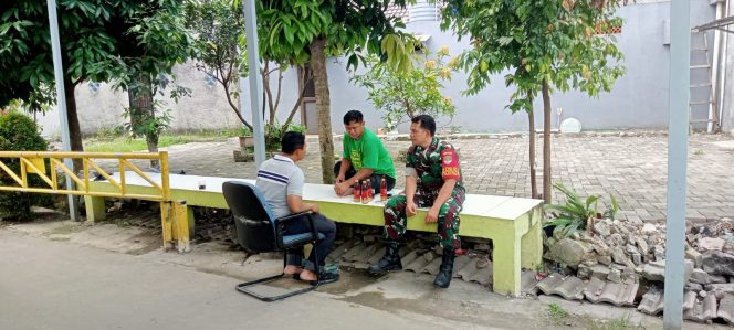 
					Babinsa Koramil 14/Panongan Laksanakan Komsos Bahas Kamtibmas