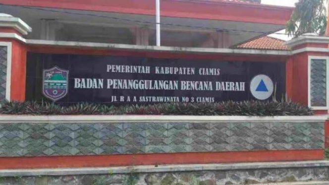 
					Antisipasi Bahaya, BPBD Ciamis Pangkas Puluhan Pohon Rawan Tumbang