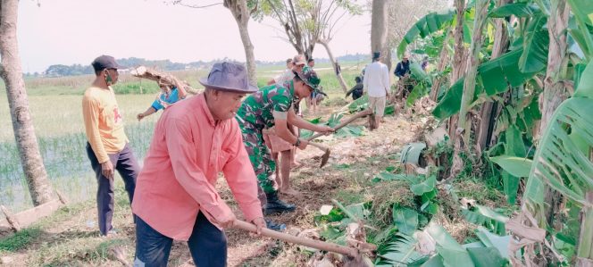 
					Babinsa Kresek dan Warga Bersihkan Jalan Irigasi Desa Talok