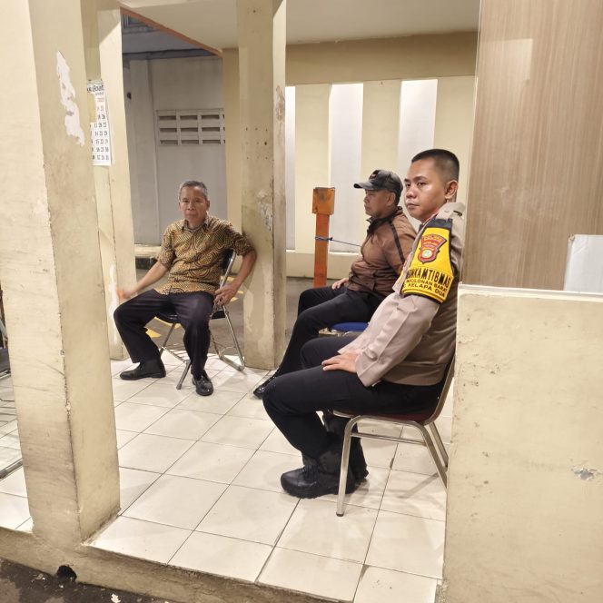 
					Dekatkan Diri ke Warga, Bhabinkamtibmas Ajak Bersama Jaga Keamanan