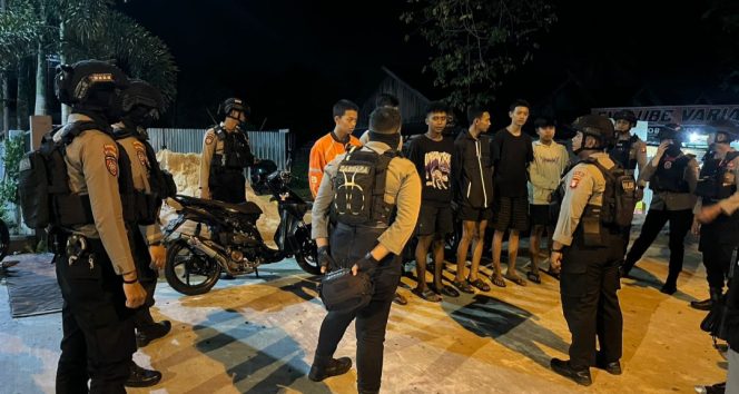 
					Unit PPRC Ditsamapta Polda Kalteng Bubarkan Tawuran Warga di Palangka Raya