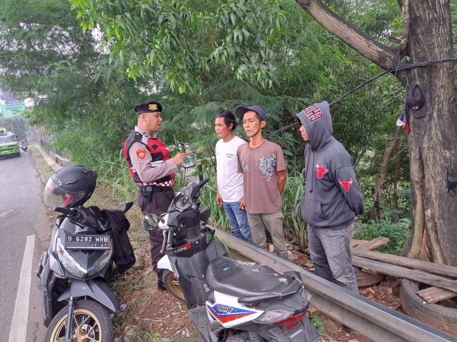 
					Polsek Ciputat Timur Gelar Patroli Sambang, Tertibkan Pak Ogah dan Cegah Gangguan Kamtibmas