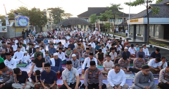 
					Suasana Khidmat dan Harmonis Warnai Sholat Idul Adha 1446 H di Mapolres Ciamis