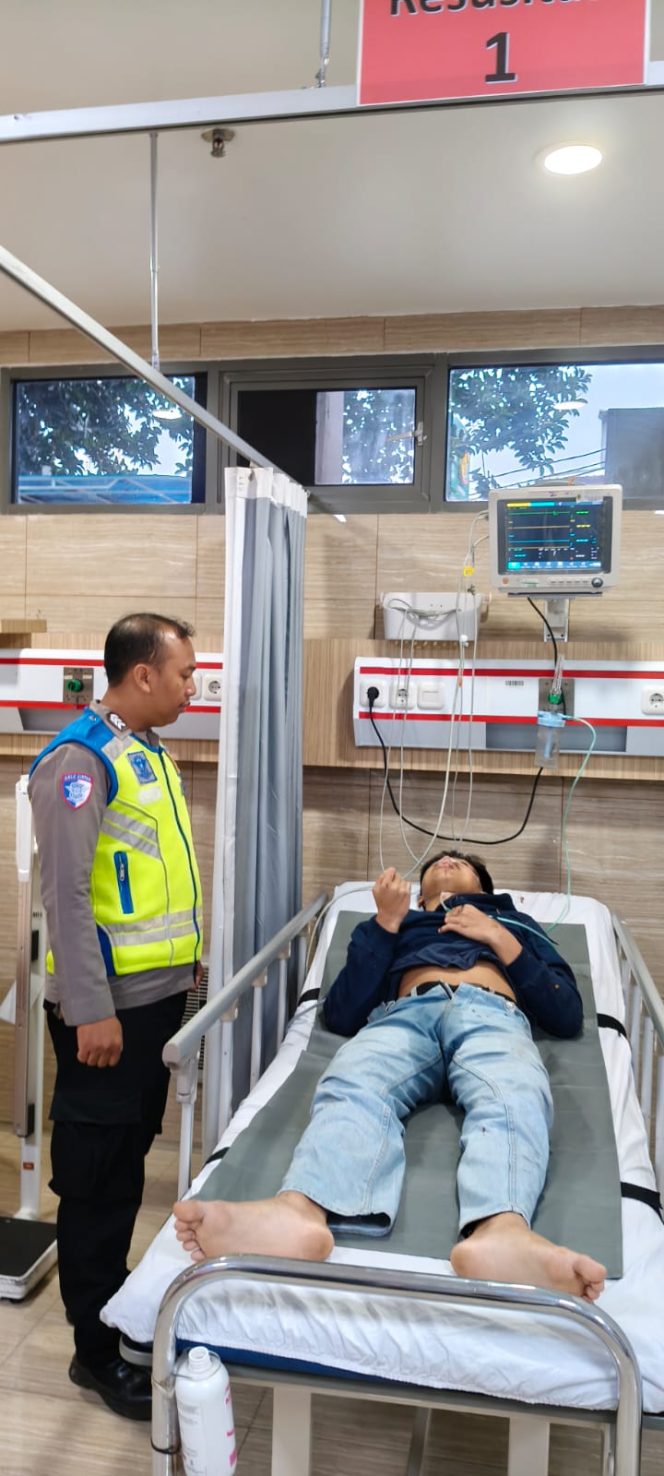 
					Pengendara Nmax Alami Kecelakaan Tunggal di Jalan Ir H Juanda Ciputat Timur, Dilarikan ke RS Hermina