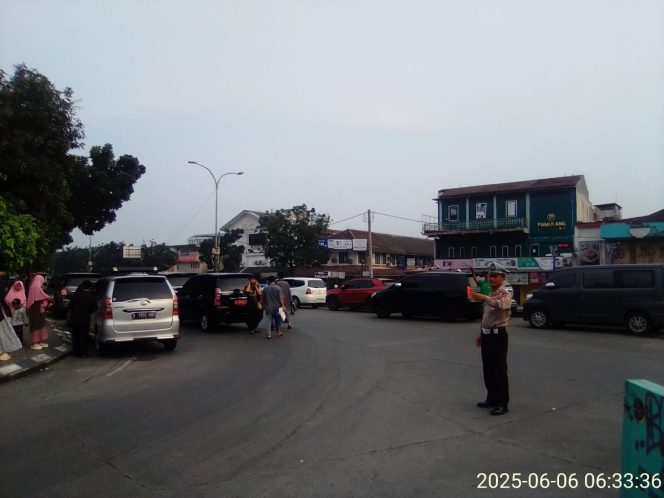 
					Polsek Pamulang Melaksanakan Pengamanan Sholat Idul Adha di Masjid Al Mujahidin