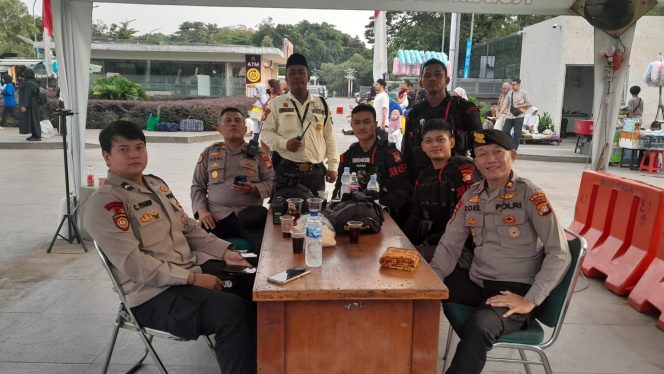
					Ditpamobvit Polda Metro Jaya Patroli ke Masjid-Masjid Besar di Jakarta, Ciptakan Rasa Aman