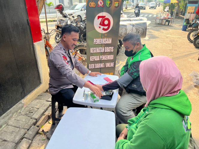 
					Satbrimob Polda Metro Jaya Gelar Pemeriksaan Kesehatan Gratis bagi Pengemudi Ojek Online di Pengkolan Gedung Stovia, Jl. Dr. Abdurrahman Saleh