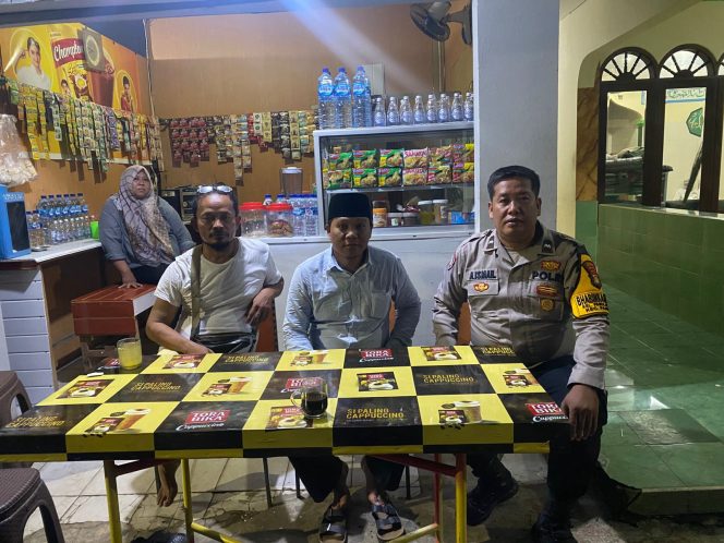 
					Bhabinkamtibmas Hadir di Tengah Warga Saat Malam, Wujudkan Lingkungan Aman dan Nyaman