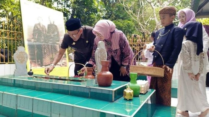 
					Bupati Ciamis Ziarah Ke Makam Leluhur Tatar Galuh Dalam Peringatan Hari Jadi Kabupaten Ciamis Ke – 383.