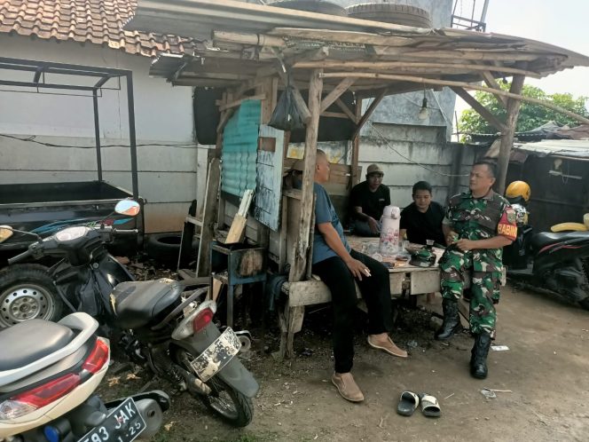 
					Babinsa Pagedangan Komsos Bareng Warga, Tegaskan Situasi Aman