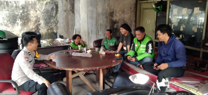 
					Dekat dengan Warga, Bhabinkamtibmas Pondok Jagung Sambangi Pangkalan Gojek lewat Door to Door System