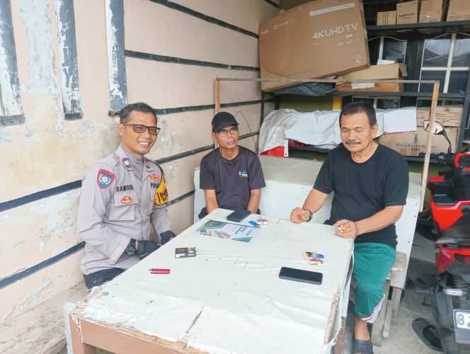 
					Bhabinkamtibmas Jurang Mangu Barat Sambangi Warga, Perkuat Silaturahmi dan Keamanan Lingkungan