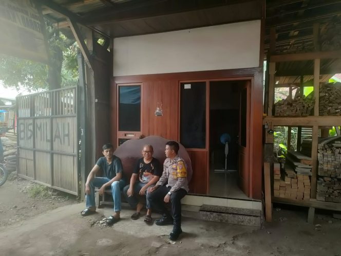 
					Bhabinkamtibmas Sambangi Warga Kp. Cisereh, Ajak Warga Aktif Jaga Keamanan Lingkungan