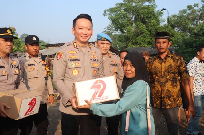 
					Sambut Hari Bhayangkara ke-79, Polres Tangsel Salurkan 1.250 Paket Bantuan Sosial di Slum Area