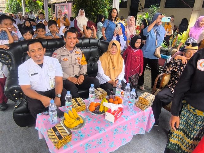 
					Bhabinkamtibmas Hadiri Santunan dan Pentas Seni di SDN Bencongan 1, Sampaikan Pesan Kamtibmas