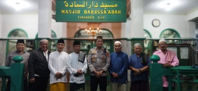 
					Kapolsek Ciputat Timur Sambangi Masjid Darussadah, Pererat Silaturahmi dan Jaga Kamtibmas