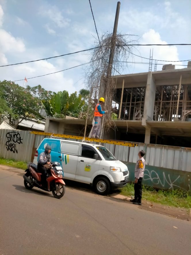 
					Cegah Bahaya Kabel Listrik, Bhabinkamtibmas Kelurahan Sawah Bersama PLN Tertibkan Kabel Melintang di Jalan Merpati Raya