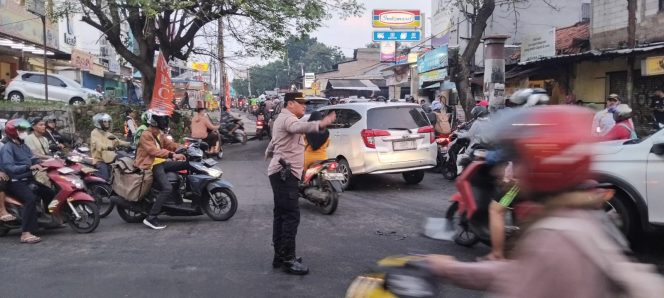 
					Cegah Kemacetan Sore, Polsubsektor Serua Lakukan Pengaturan Lalu Lintas di Pertigaan Pasar Loak Ciputat Timur