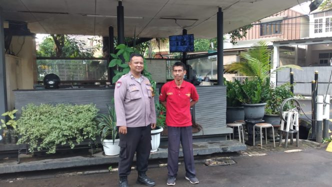 
					Bhabinkamtibmas Pondok Karya Sambangi Security Perum Mandar, Tegaskan Pentingnya Waspada Kamtibmas