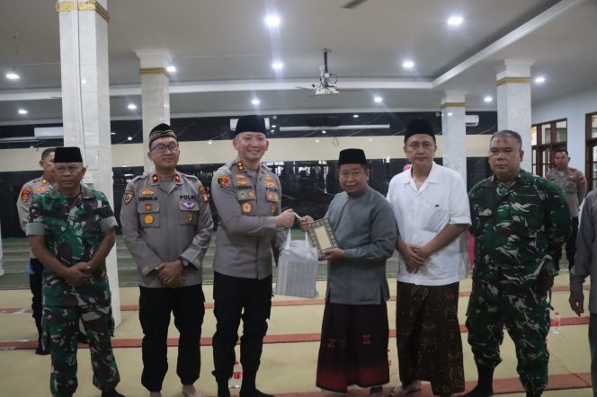 
					Kapolres Tangsel Silaturahmi ke Masjid Al Istiqomah, Serahkan Safe Deposit Box (Kotak Amal), Sembako dan Al-Qur’an