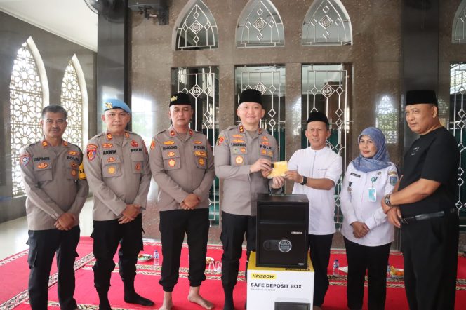 
					Kunjungi Masjid Jami Al Hidayah, Kapolres Tangsel Serahkan Bantuan “Kotak Amal” Safe Deposit Box
