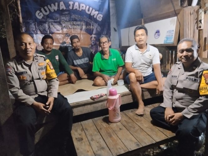 
					Sinergi Warga dan Polisi di Pos Kamling Demi Kamtibmas yang Kondusif