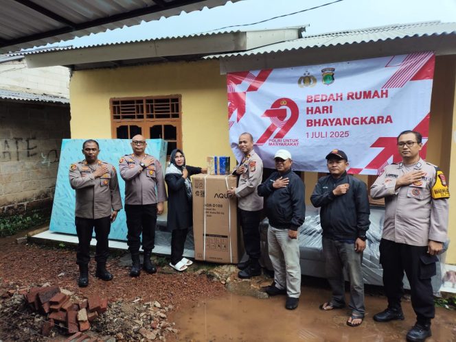 
					Dalam Rangka Hari Bhayangkara ke-79, Polres Tangsel Laksanakan Bedah Rumah Warga di Legok