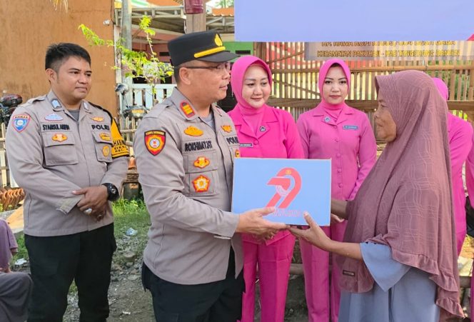 
					Sasar Lokasi Slum Area, Polsek Pakuhaji Beri Bantuan Sembako Jelang Hari Bhayangkara Ke – 79