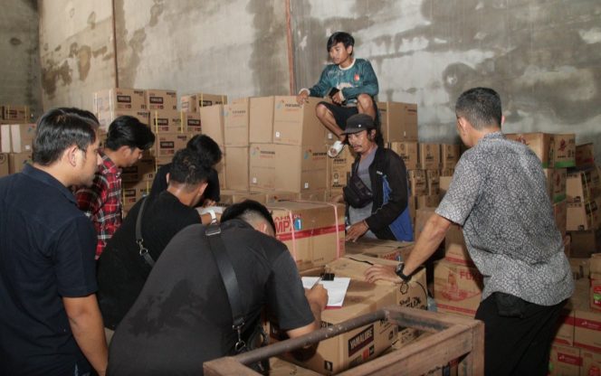 
					Ditreskrimsus Polda Kalbar Lakukan Olah TKP di Gudang Oli Diduga Palsu di Kubu Raya