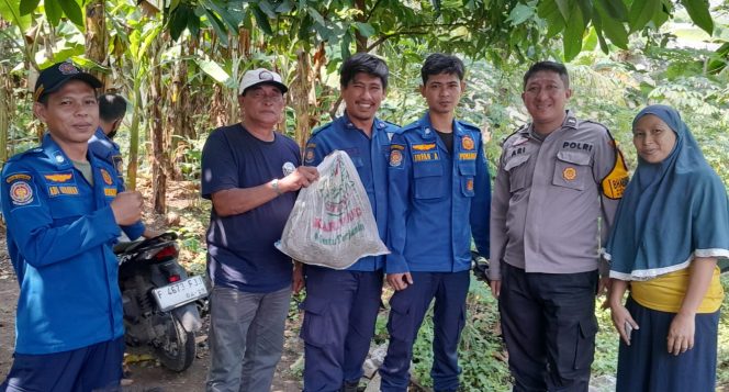 
					Bhabinkamtibmas Ciputat Timur Dampingi Damkar Evakuasi Ular Sanca di Cempaka Putih