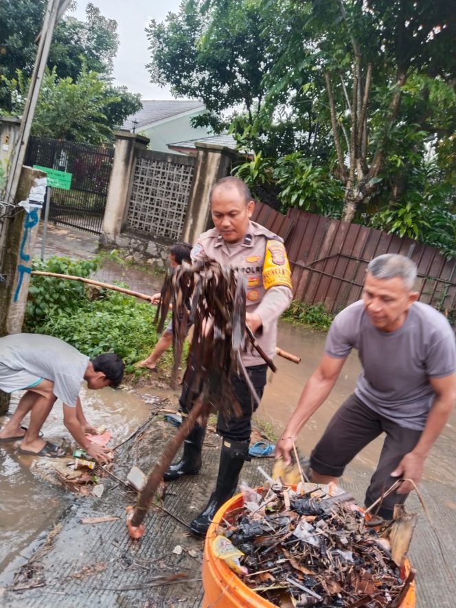 
					Cepat Tanggap! Bhabinkamtibmas Cukanggalih Lakukan Monitoring Genangan Air dan Bantu Warga di Perum CMC2
