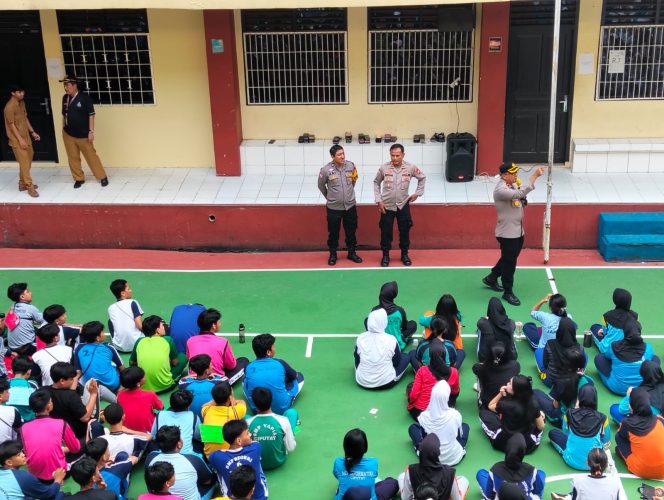 
					Police Go to School, Polsek Ciputat Timur Sosialisasi Program CETAR di SMK dan SMA Triguna Utama