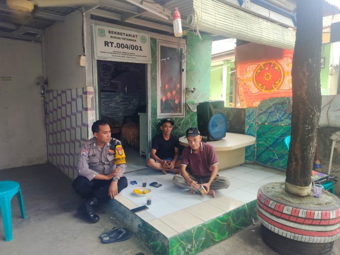 
					Bhabinkamtibmas Kelurahan Lengkong Gudang Sambangi Warga RT 04/01, Ajak Aktif Jaga Keamanan Lingkungan