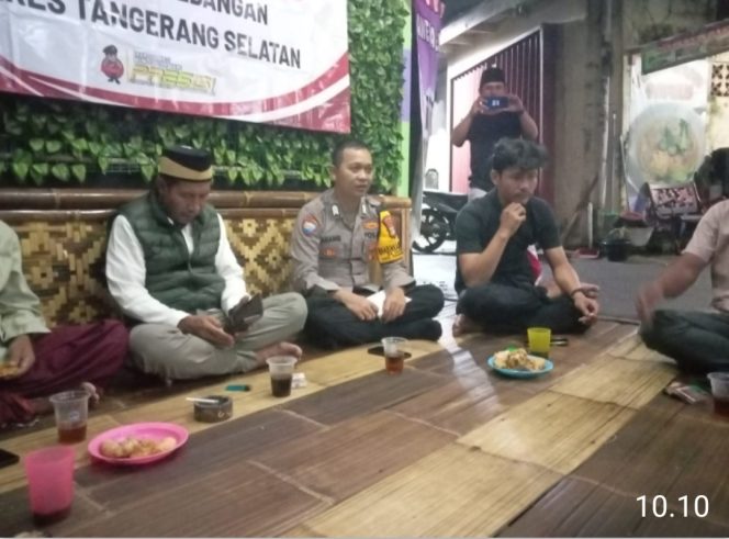 
					Ngopi Kamtibmas, Bhabinkamtibmas Cijantra Serap Aspirasi Warga dan Tegaskan Komitmen Jaga Keamana