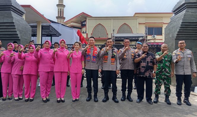 
					Semarak HUT Bhayangkara ke-79, Polsek Serpong Resmikan Gapura Guyub dan Gelar Baksos Hingga Sunatan Massal