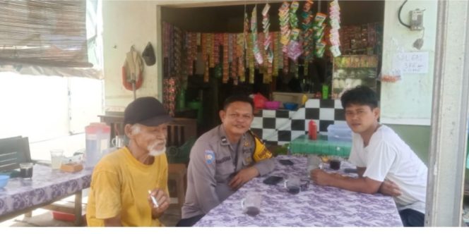 
					Bhabinkamtibmas Bambu Apus Sambangi Warga, Sampaikan Pesan Kamtibmas