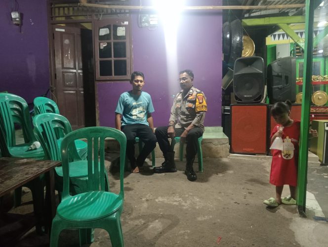 
					Sambang Malam Hari, Bhabinkamtibmas Pondok Pucung Jamin Rasa Aman Warga