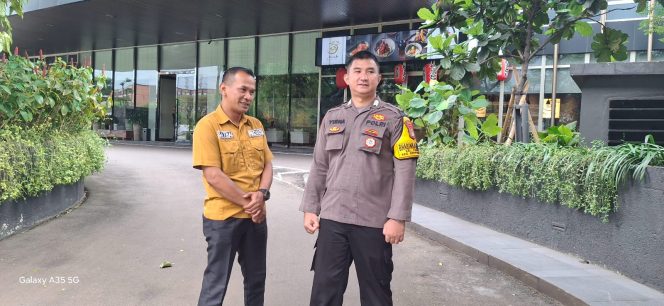 
					Perkuat Pengamanan, Bhabinkamtibmas Lakukan Sambangi Security di Pondok Pucung Indah