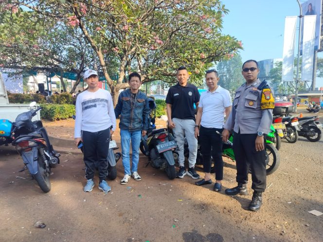 
					Dekatkan Diri ke Masyarakat Bhabinkamtibmas Laksanakan Door to Door System di Lengkong Gudang