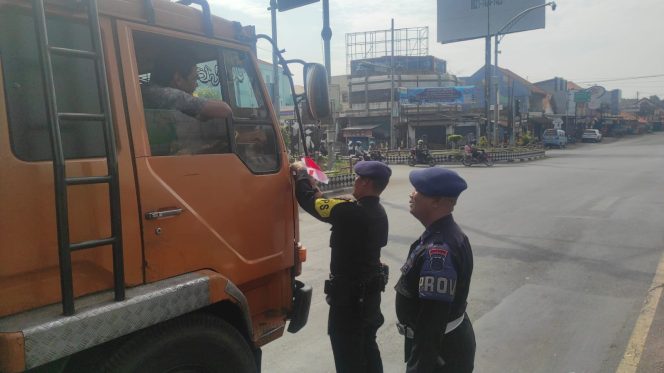 
					Anggota Brimob Kompi 4 Dipimpin IPDA Endang Supriyatna Bagikan Bendera Merah Putih kepada Pengguna Jalan di Palimanan